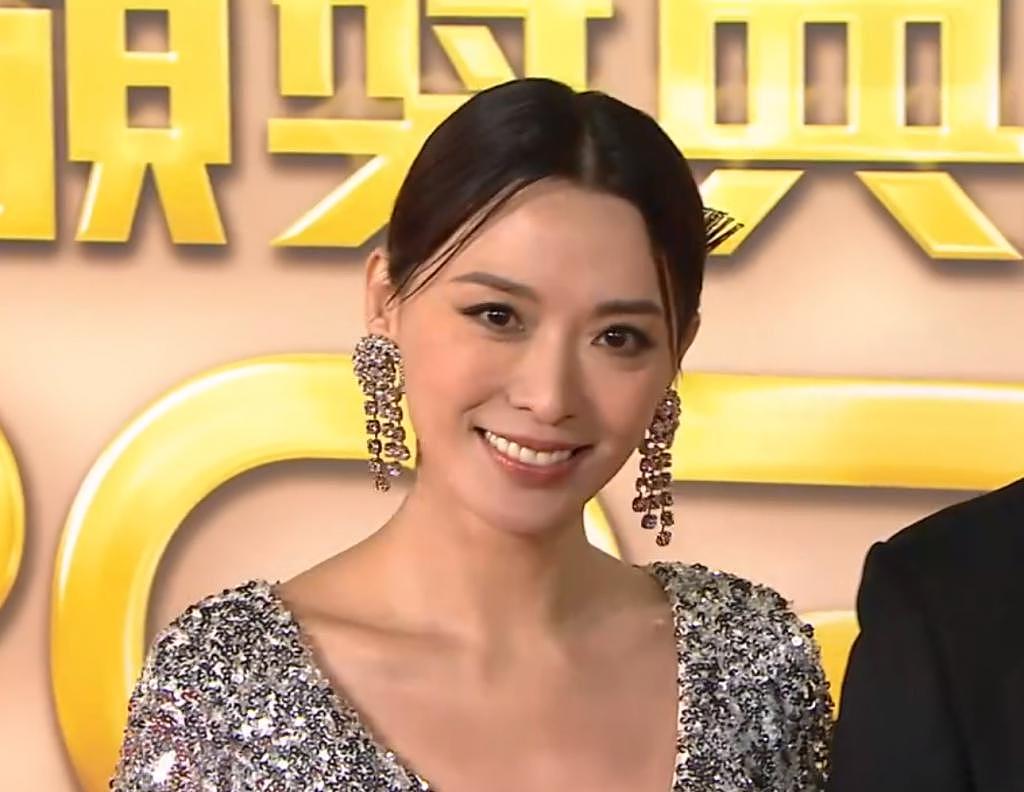TVB 颁奖礼红毯：尽管气温下降，女演员却一个比一个敢穿 - 5