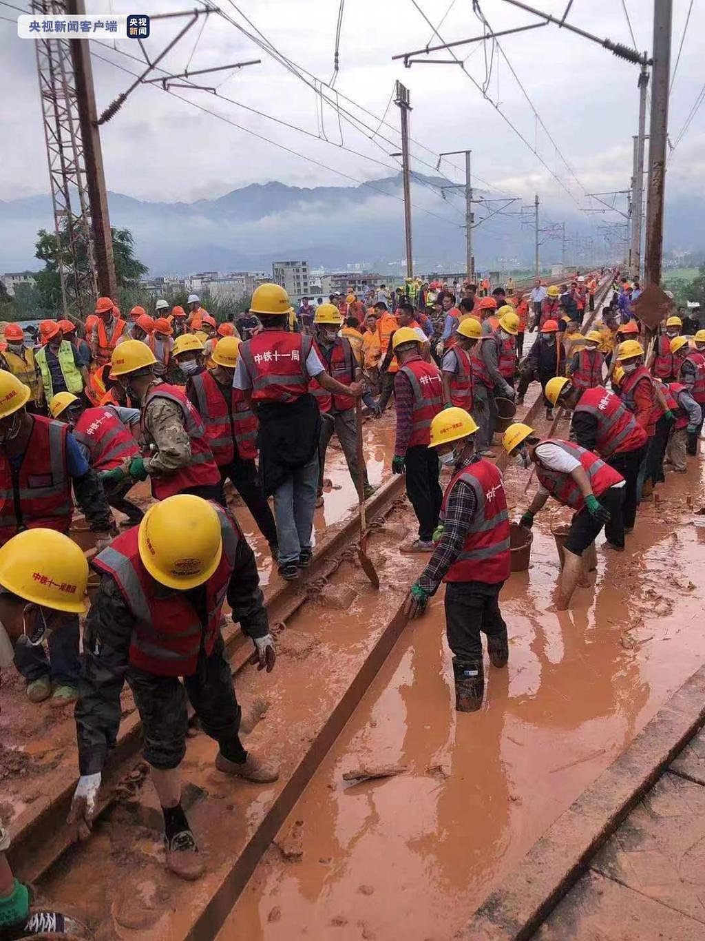 铁路部门组织 1000 多人在榕江站开展抢险救援 - 2