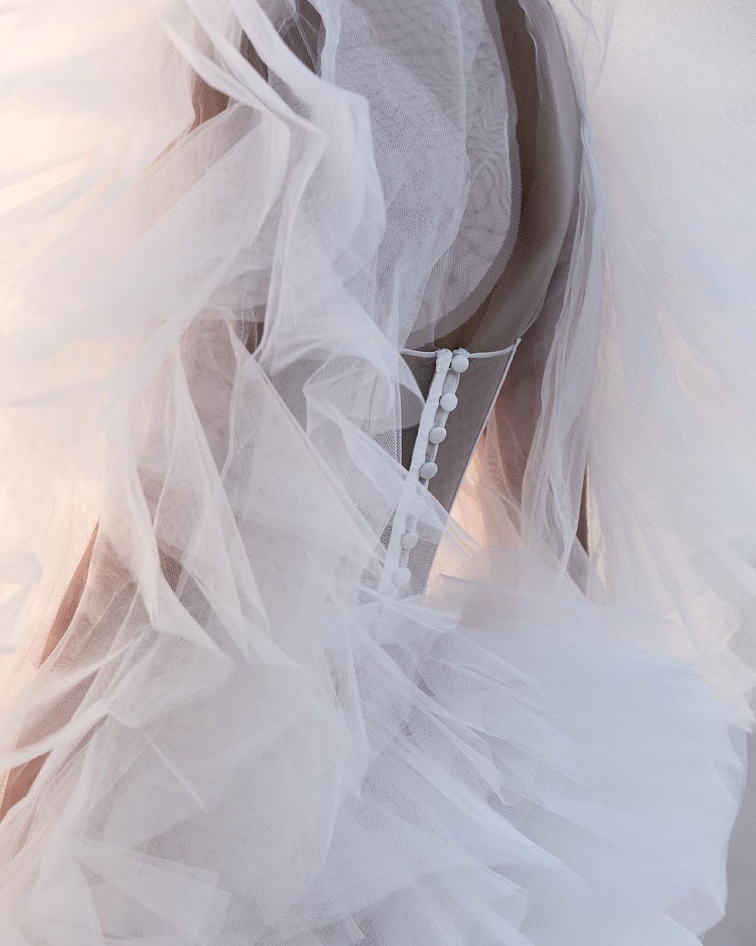In Full Bloom：德国婚纱Kaviar Gauche全新系列，让婚服不只梦幻且充满个性 - 6