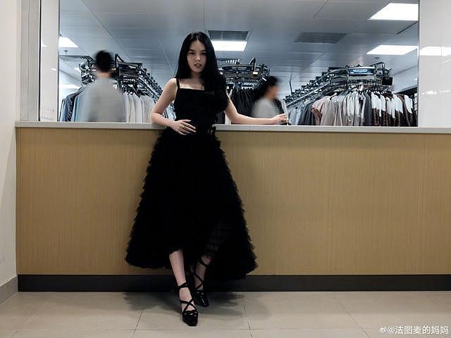 李咏 21 岁女儿首次公开活动 黑色露背裙身材线条优越 - 7
