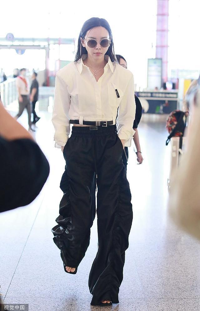 于文文简约造型现身机场 白色衬衣搭配阔腿裤好酷帅 - 2