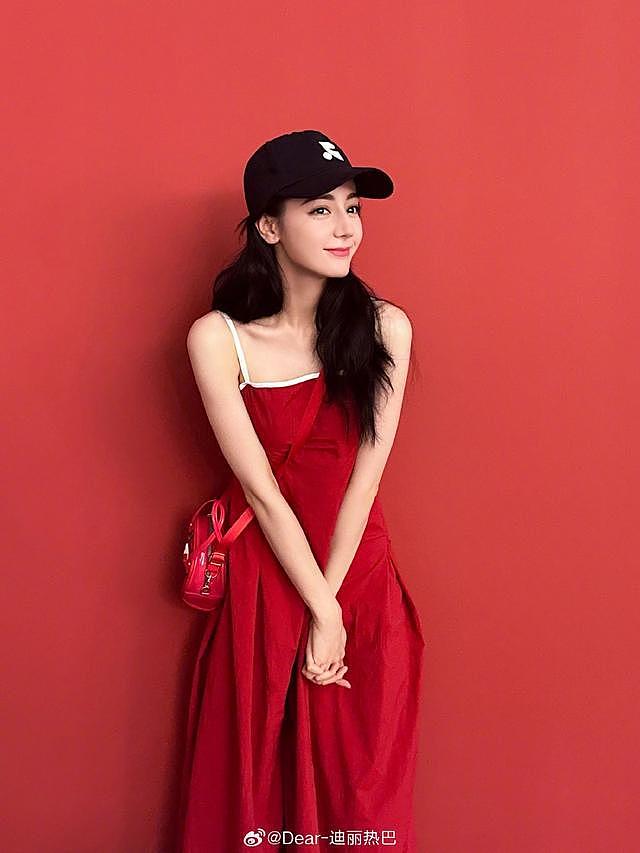迪丽热巴微博营业晒红裙美照 戴棒球帽对镜甜笑 wink - 4