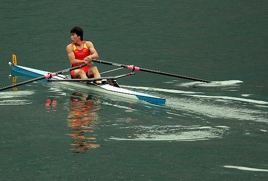 （2008年，张亮在全国春季赛艇锦标赛男子2000米单人双桨决赛中）