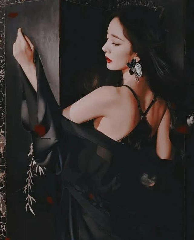 杨幂维多利亚的秘密开年大片，演绎红与黑狂野火辣时尚，绝美造型 - 2