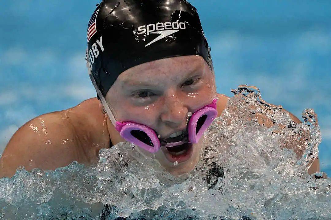 真·大跌眼镜！美国选手入水瞬间泳镜被冲掉，挂在嘴里完赛 - 3