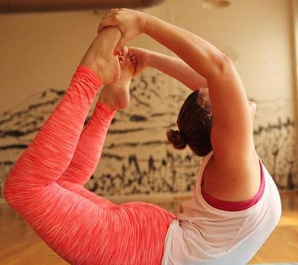 身体太硬难以练好瑜伽？不妨试试这几个体式，轻松提升柔韧度 - 4