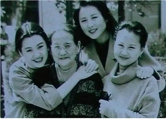 “征服陈凯歌迷倒冯小刚”，身材比戏红，可55岁的她为啥无人敢娶 - 12
