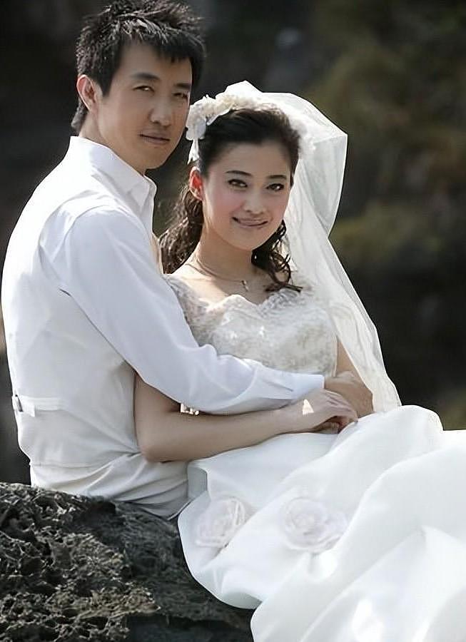 梅婷养他6年，李小冉为他堕胎2次，如今他55岁娶小15岁娇妻好幸福 - 14