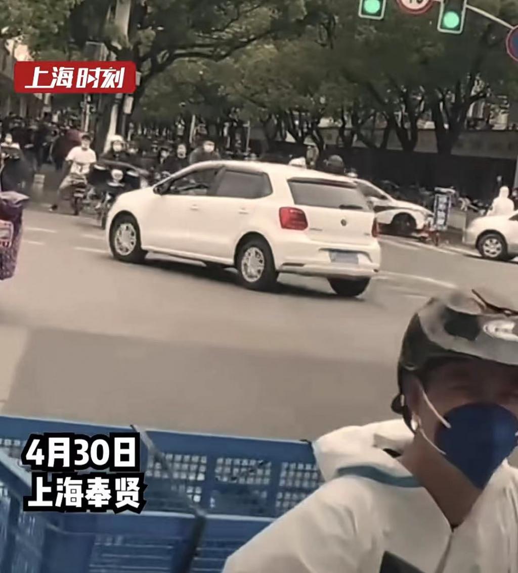 上海重现 80 年代街景！二轮车称霸街头，扁担成购物神器！笑出眼泪… - 5