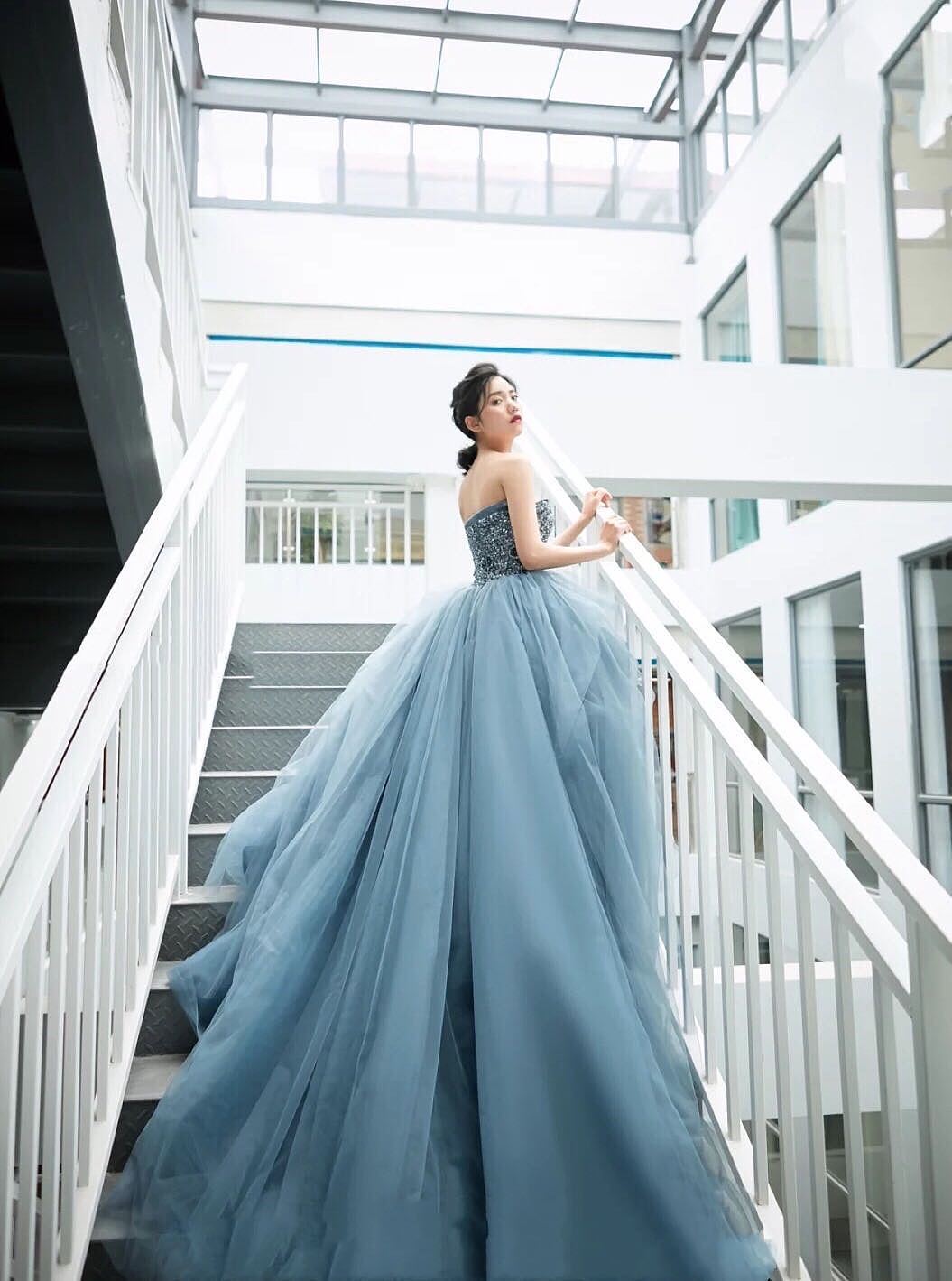 风靡时尚圈的深空蓝拖地长裙，搭配施华洛世奇亮钻，低调而优雅 - 6