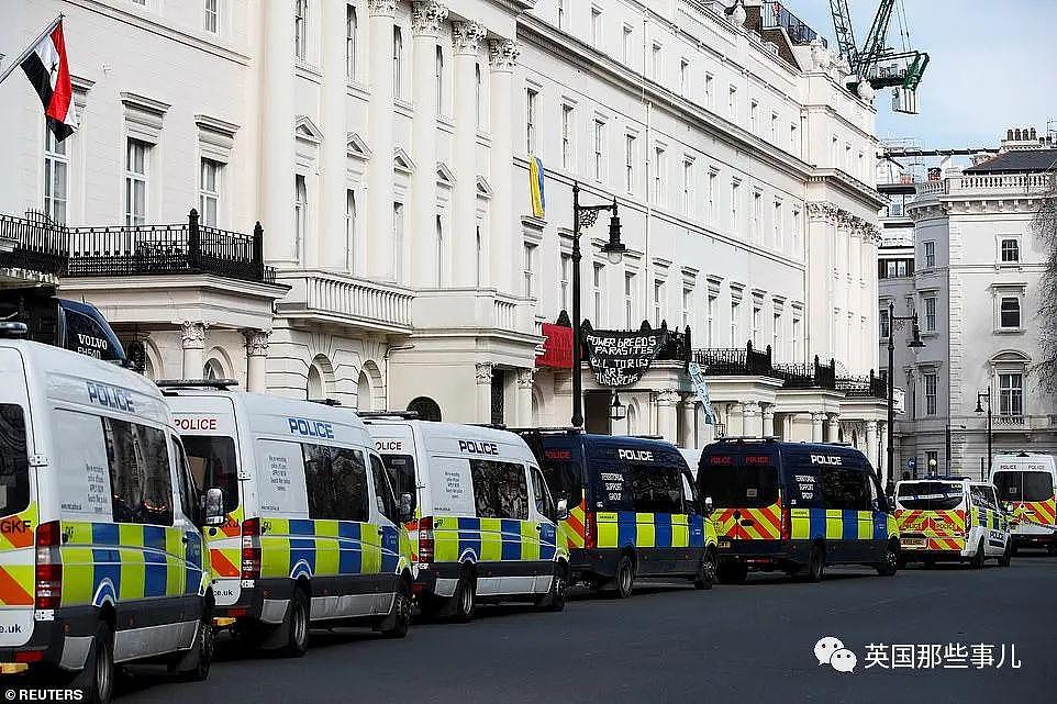 英国抗议者私闯占领寡头豪宅，宣布欢迎难民…伦敦市长：警察为啥要管？ 啊？ - 16