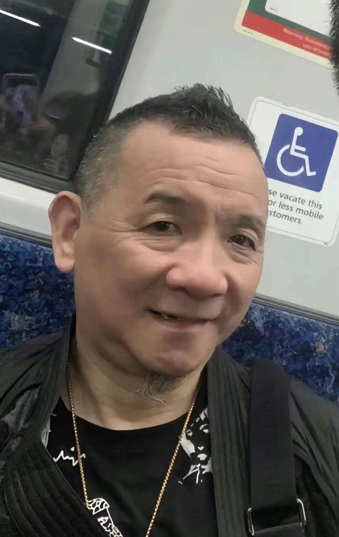63 岁老戏骨疑移居悉尼，戴金链坐当地火车，苍老憔悴 - 3