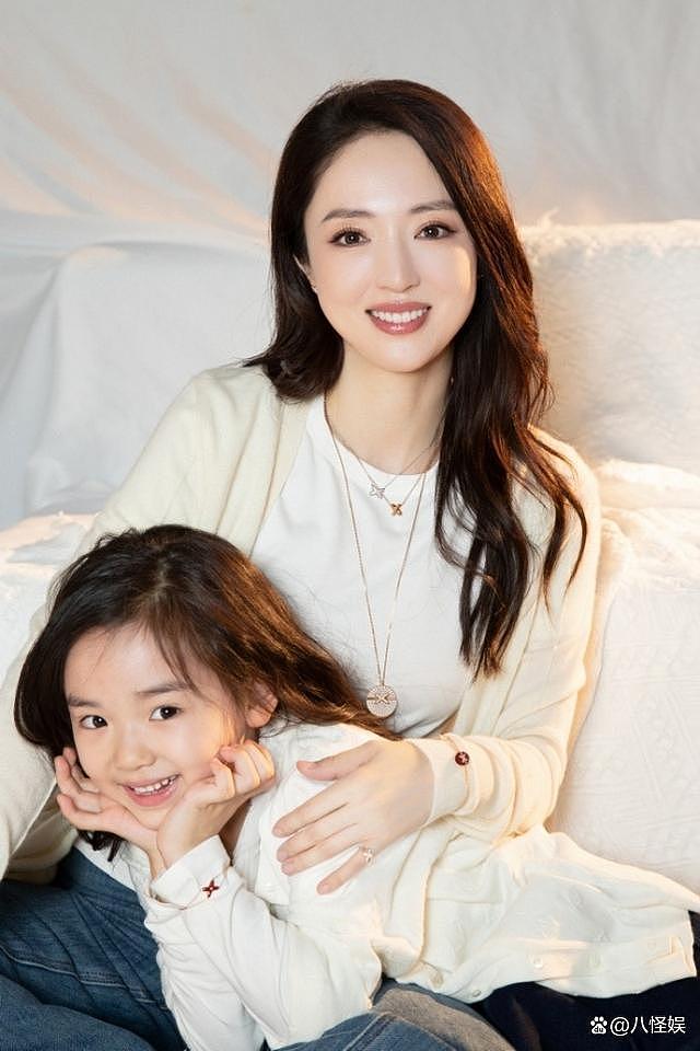 董璇与女儿拍亲子写真，将 6 岁小酒窝背身上，展同款灿笑好温馨 - 3