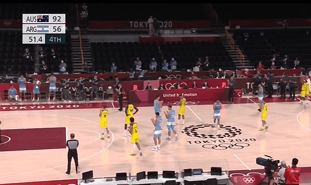 最后51.4秒阿根廷落后36分 澳大利亚男篮停止比赛向斯科拉鼓掌致敬 - 2