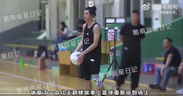 王鹤棣又被拍到打篮球 候场时双手举玩具为队友加油 - 5