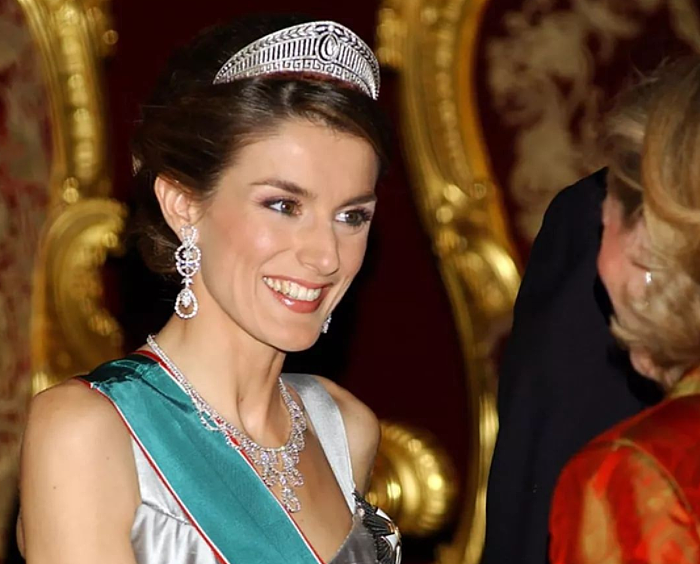 西班牙王室3顶王冠：莱蒂齐亚自信耀眼，却不及公主婆婆温婉高贵 - 7