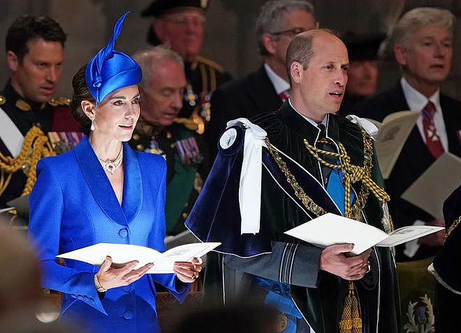 凯特王妃一身皇家蓝亮相英王苏格兰加冕礼，戴已故女王项链 - 1