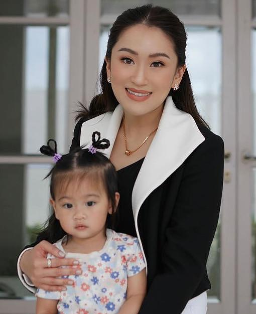 36 岁泰国豪门名媛要当总理？老公拎包带娃… - 52