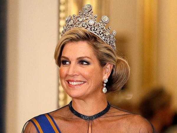 50岁荷兰王后有钱任性：珠宝王冠不重样的戴，奢华程度不输英女王 - 23