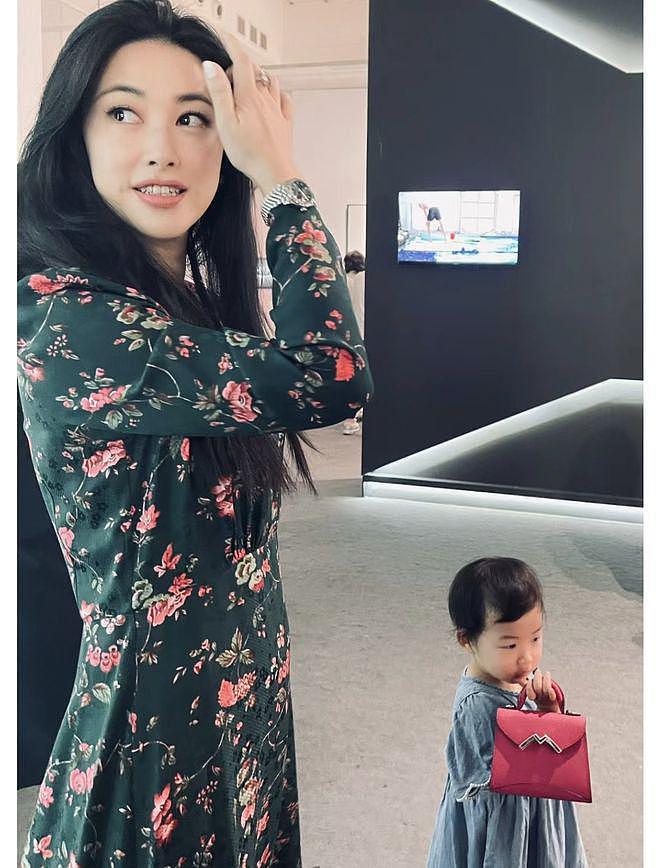 朱珠带娃看画展，1 岁女儿帮拎 4 万元包包 - 9
