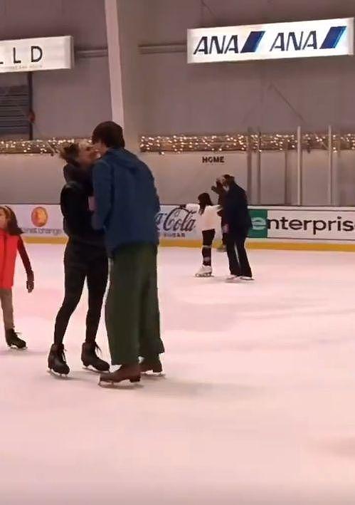 谈恋爱了？谷爱凌在滑冰场与男子牵手接吻好甜蜜 - 1