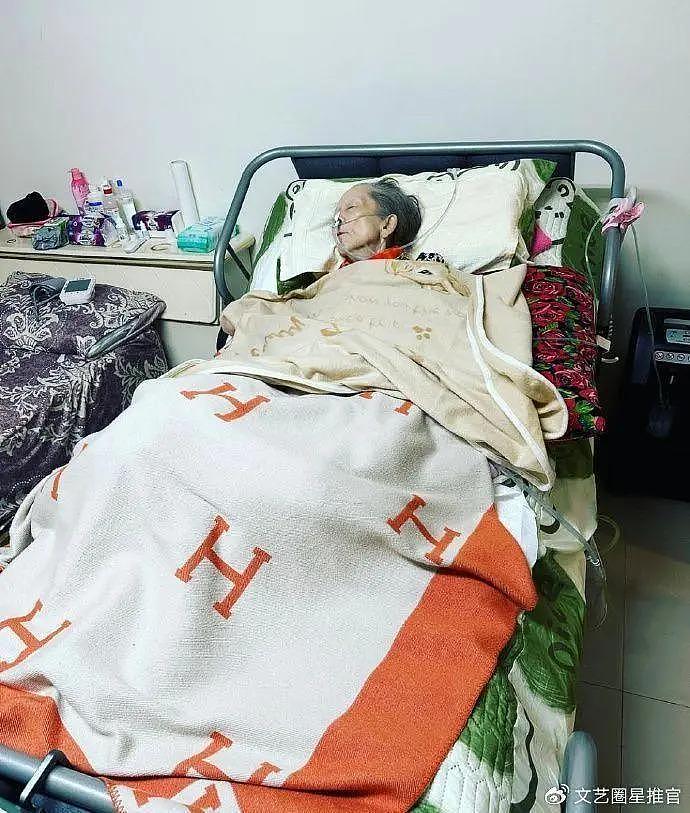 范玮琪晒 75 岁老母亲暴瘦病容，不忘炫爱马仕毯子 - 3