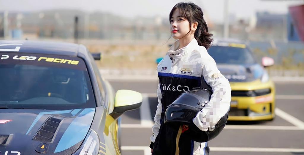 王冰冰坐车前盖拍照，穿赛车服被夸 30 岁像萌妹 - 4