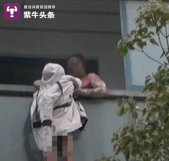 男子家中失火把妻子放阳台外：2 人严重烧伤，正在抢救 - 1