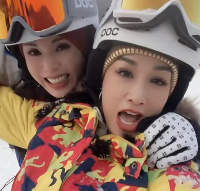 李若彤钟丽缇相约滑雪，亲密揽肩大声放歌，同框被赞 18 岁姐妹花 - 1