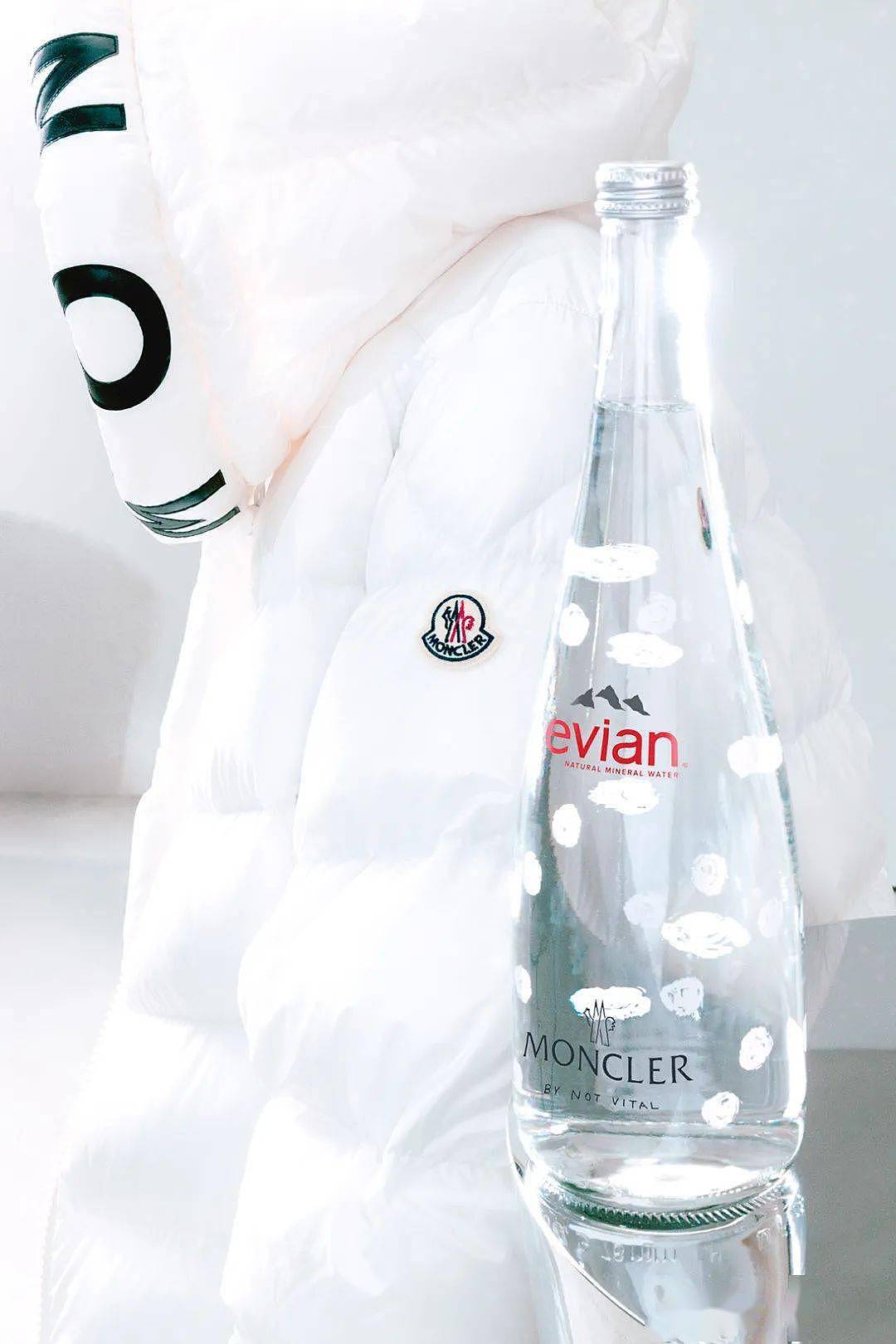 依云水 x Moncler 限量版玻璃瓶登场，售价 4.99 英镑 - 1