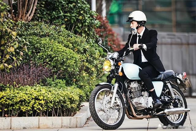 张若昀《鸣龙少年》路透曝光 片场穿西装潇洒开摩托车 - 3