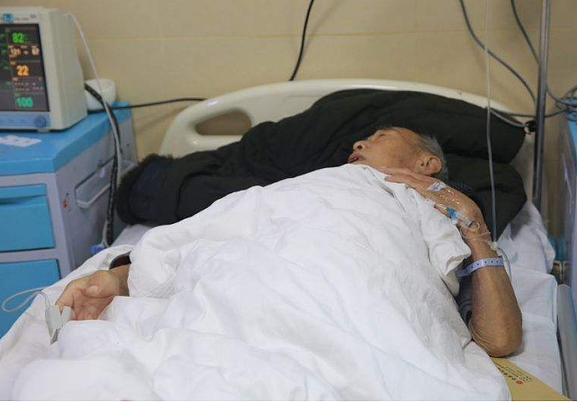 安徽6旬老人患上肺癌，得知7岁孙子得了白血病之后，他拔掉了针管 - 14