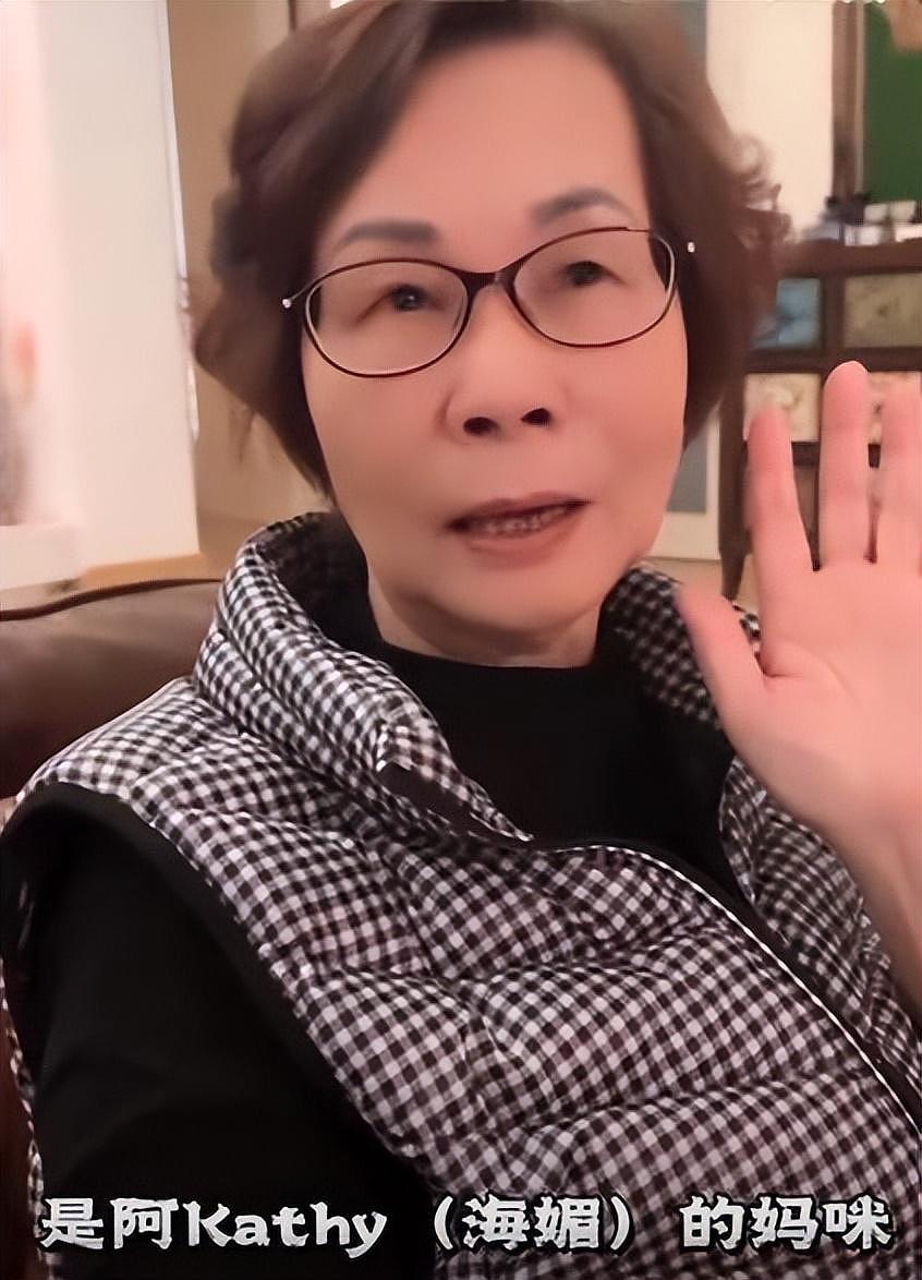 周海媚80岁老母亲露面，姐姐和弟弟现身，家人带六六回到北京别墅 - 5