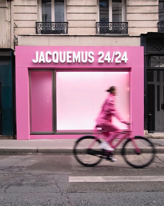 与 JACQUEMUS 24/24 全粉色的空间相得益彰