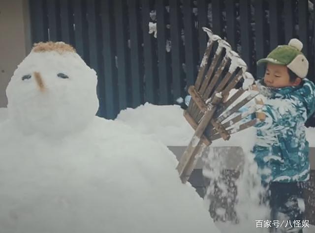 孙莉晒一家堆雪人，首公开 4 岁儿子正脸，黄磊陪儿子打雪仗好温馨 - 9
