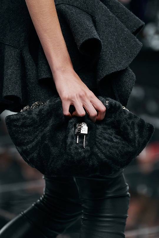 Givenchy发布2022秋冬时装秀 Kenny手袋为主要亮点？ - 8