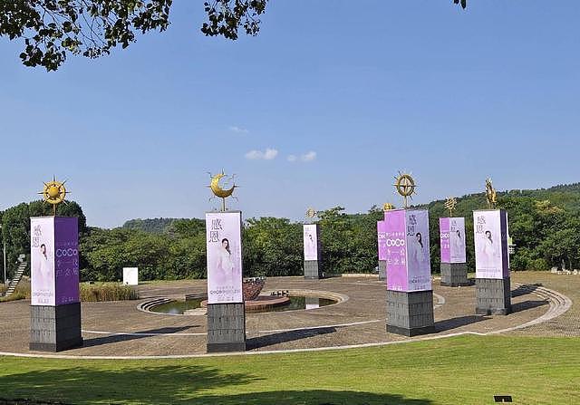 李玟纪念展在武汉举行 园区遍布粉紫色海报 - 4