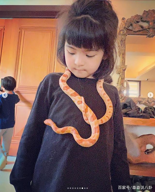 贾静雯公开女儿玩蛇照，咘咘和波妞被活蛇缠身，淡定摆 pose 出镜 - 1
