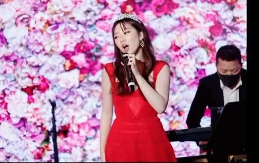 甄子丹女儿 18 岁庆生现场图曝光 着红裙与家人合照温馨幸福 - 4