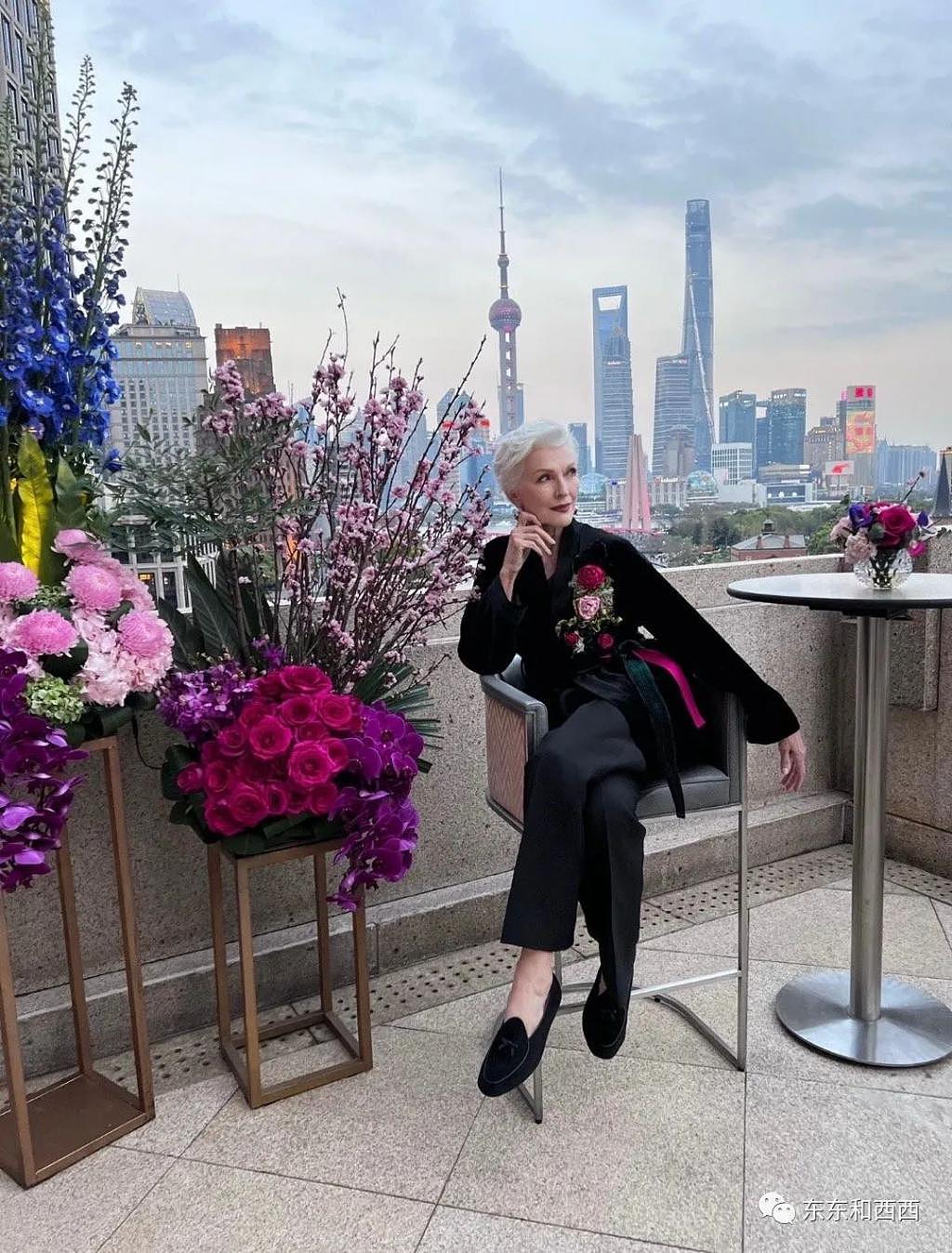 75 岁马斯克妈妈穿“中国风”美爆，身段仪态太好 - 16