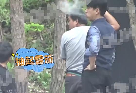 演员靳东室内吸烟，获冯小刚探班仍烟不离手，惹网友吐槽烟瘾大 - 8