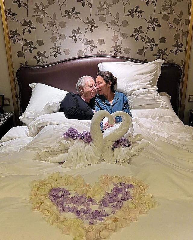 杨紫琼分享婚礼照官宣结婚 夫妻俩躺在床上满脸幸福 - 1
