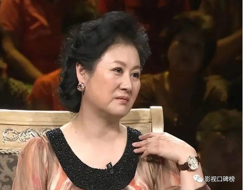 赵本山老搭档黄晓娟露面，61 岁的她容颜大变，结婚 37 年零绯闻 - 12