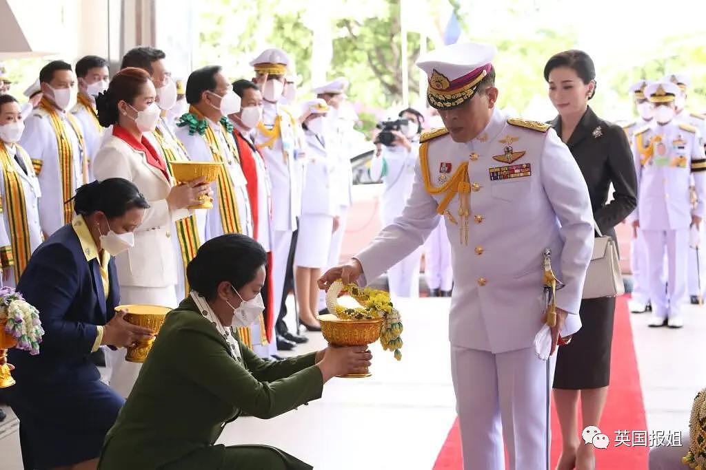 泰国 42 岁二王子流亡海外近 30 年后突然回国，想夺王位？ - 43