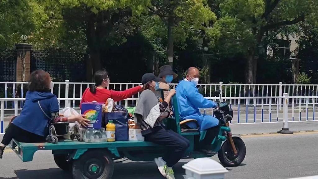 上海重现 80 年代街景！二轮车称霸街头，扁担成购物神器！笑出眼泪… - 22