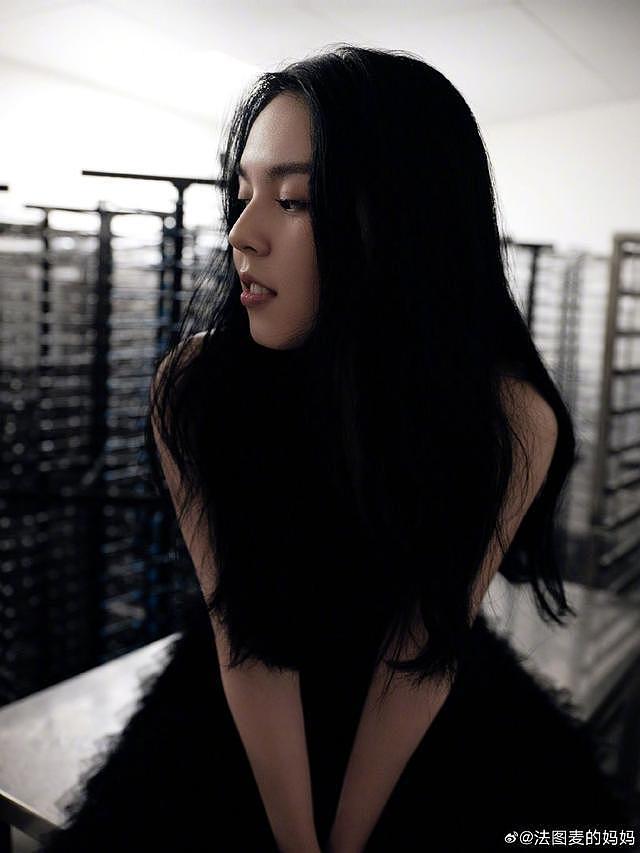 李咏 21 岁女儿首次公开活动 黑色露背裙身材线条优越 - 6