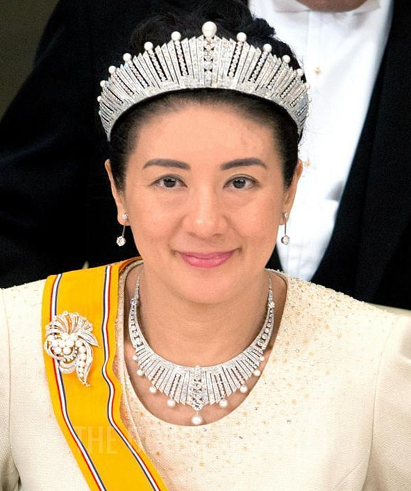 欧洲王室王冠奢华高贵，日本皇室王冠几乎一个样，高仿上不了台面 - 21