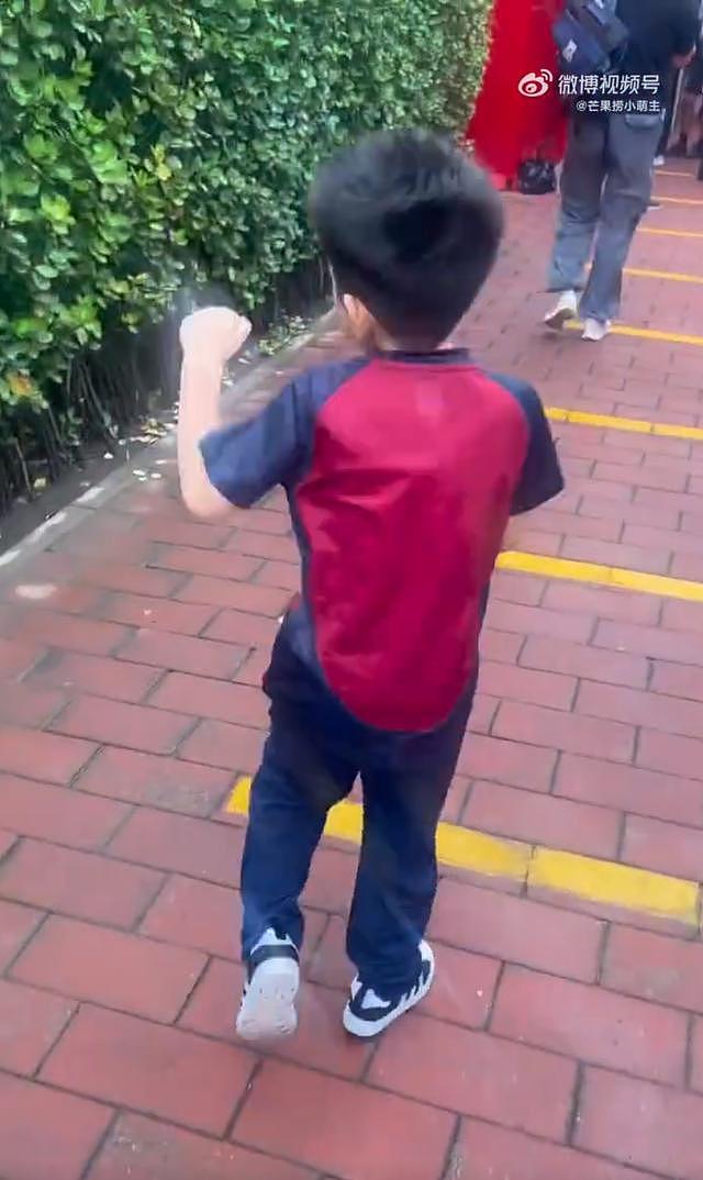 陈妍希晒送儿子上学视频 7 岁小星星蹦蹦跳跳活泼可爱 - 3