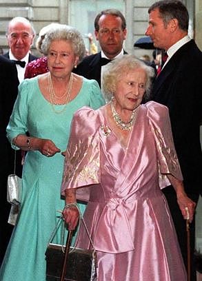 一岁一颗钻石：女王为母亲百岁寿辰庆生，100颗钻石的胸针表孝心 - 20