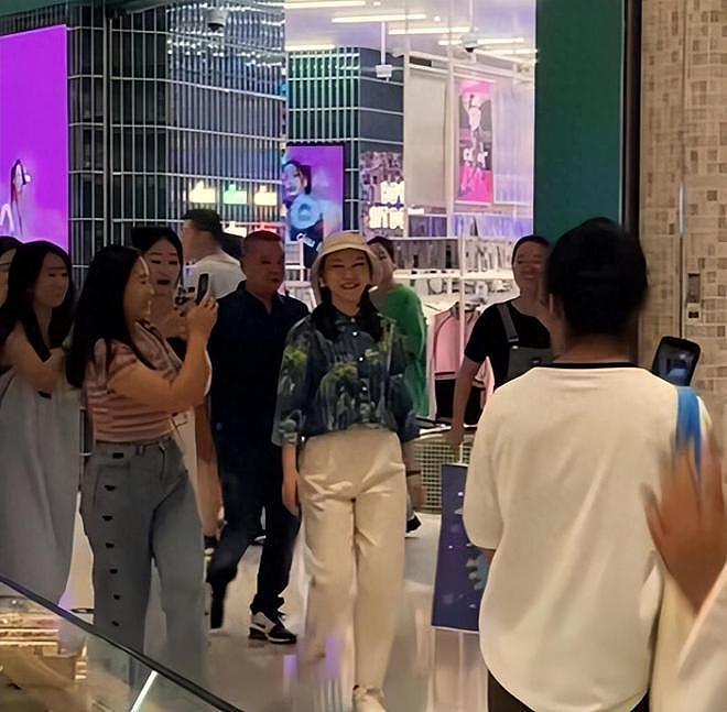 王俊凯爸妈现身苏州，一群女粉丝围观拍照阵仗大 - 3